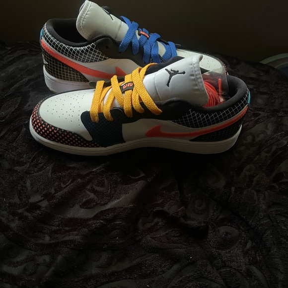 Nice cute pair of Brand New Air Jordan Lows size 4.5Y - Picture 4 of 8